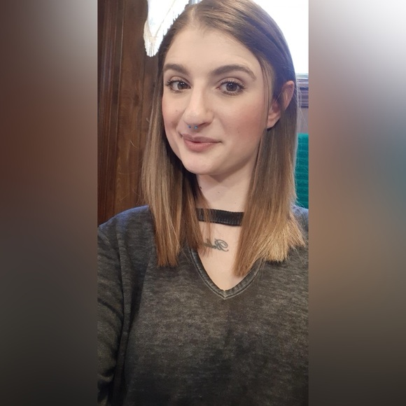 Meet your Posher, Lisa!☮️ - Picture 3 of 12